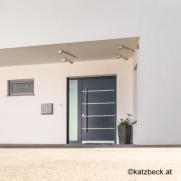 Graue Holzhaustüre