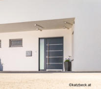Graue Holzhaustüre