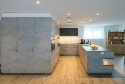 Norm und Mass AG, Küche und Garderobe in grau