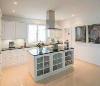 Küche, rustikal weiss von Norm und Mass AG