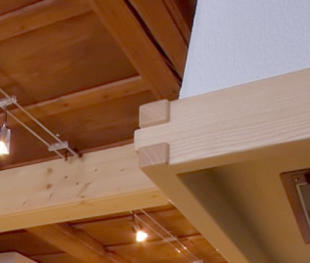 Holzdetails einer rustikalen Küche