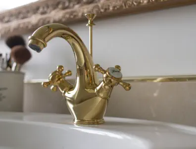 Norm und Mass AG, Badezimmer mit goldenem Wasserhahnen